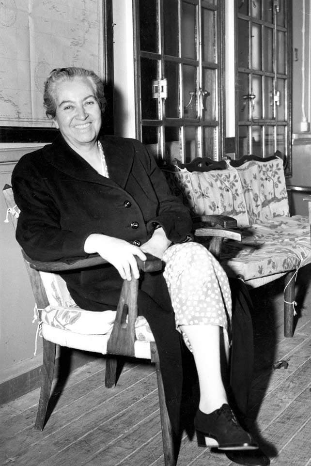Gabriela-Mistral-a-su-llegada-a-Genova-1951